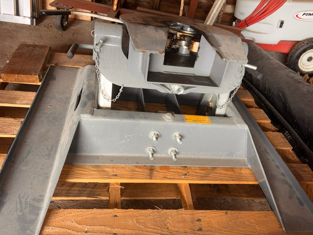 USED B & W Companion 5th Wheel RV Hitch RVK3000